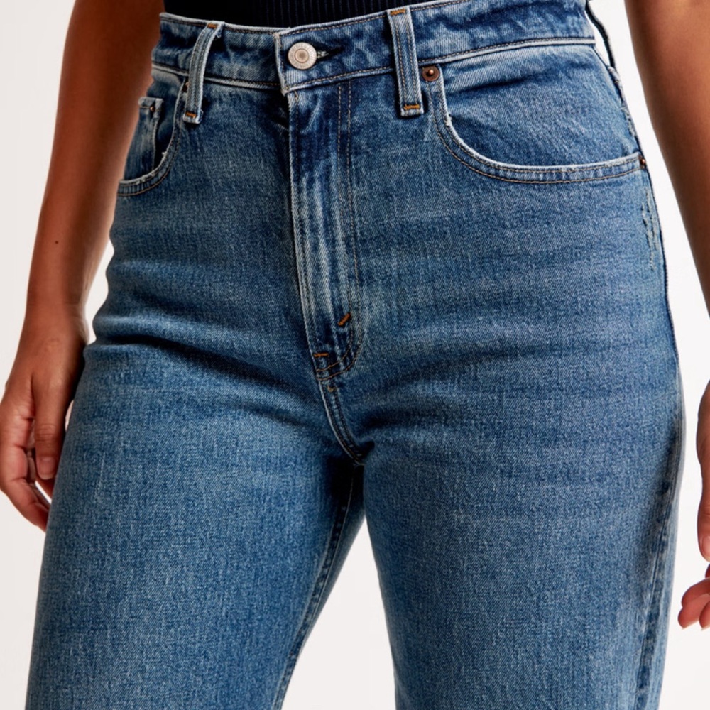 Abercrombie & Fitch High-Rise Straight Leg Jeans - Light Blue Denim - SHORT - Picture 7 of 8